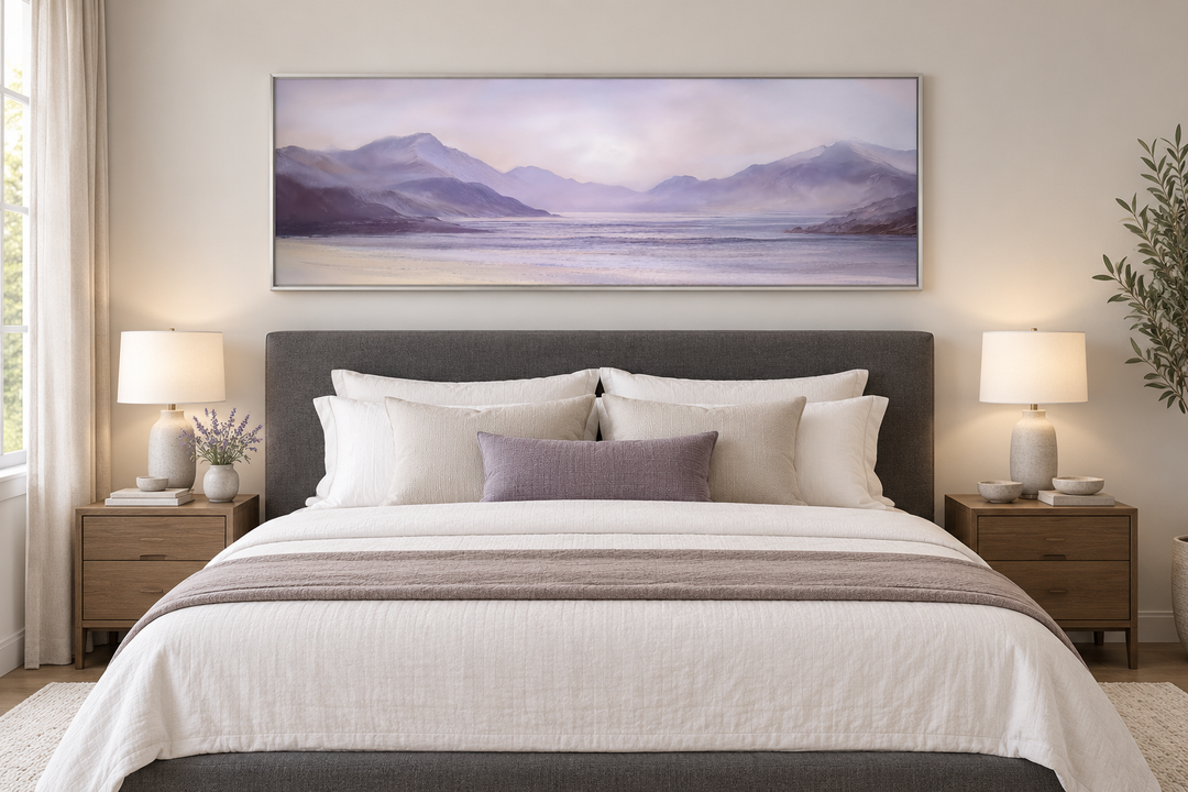 Lavendelviolettes Berglandschafts-Wandbild (lange horizontale Wand)