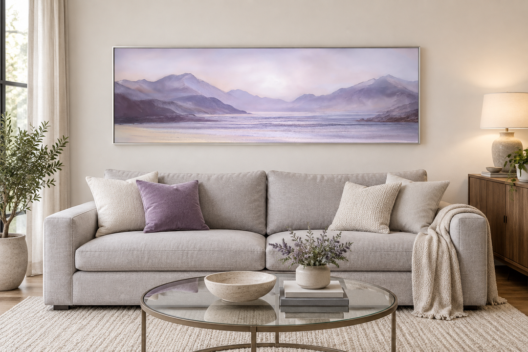 Lavendelviolettes Berglandschafts-Wandbild (lange horizontale Wand)