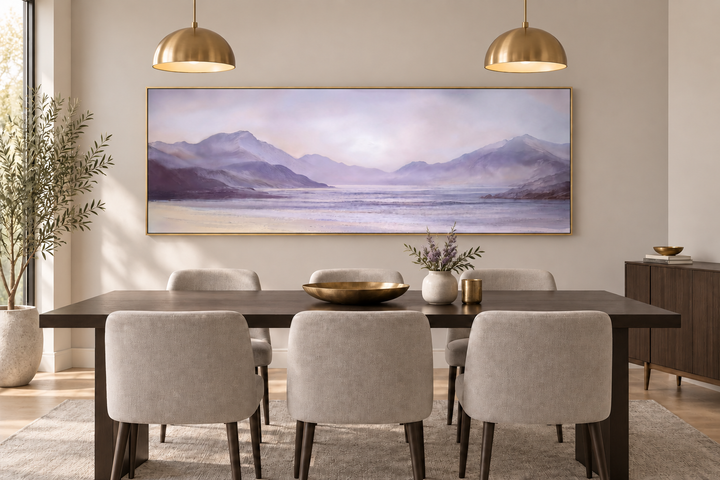 Lavendelviolettes Berglandschafts-Wandbild (lange horizontale Wand)