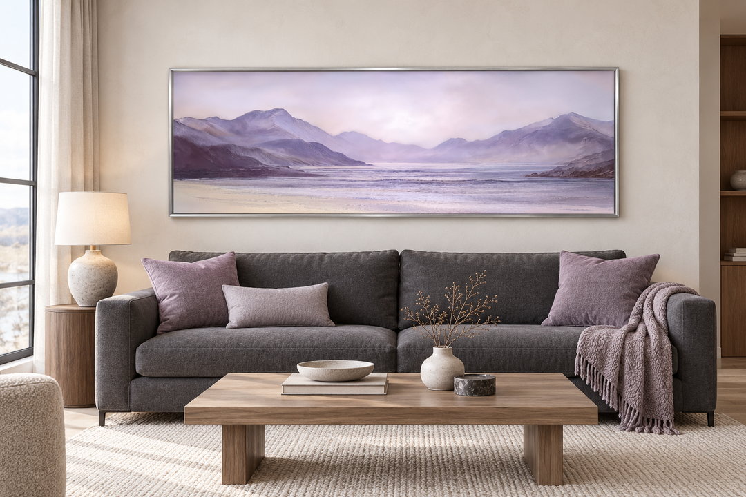 Lavendelviolettes Berglandschafts-Wandbild (lange horizontale Wand)