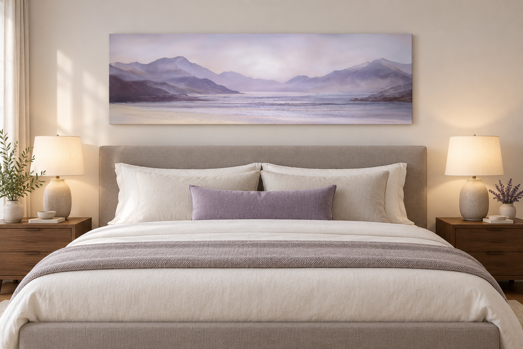 Lavendelviolettes Berglandschafts-Wandbild (lange horizontale Wand)