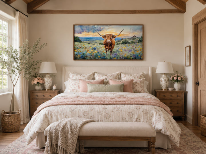 Texas Longhorn Kuh im Wildblumenfeld Gerahmte Leinwand Wandkunst 